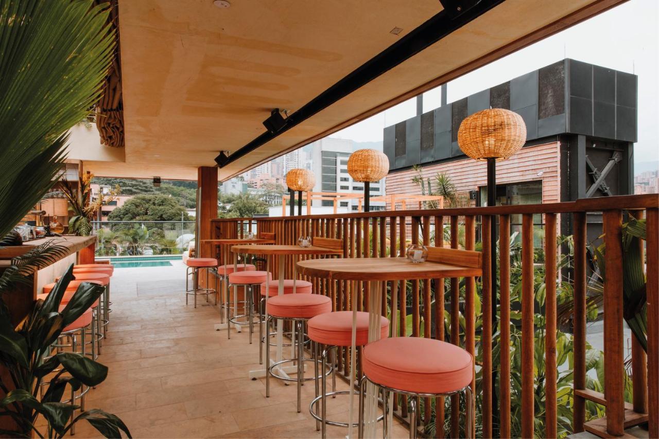 The Click Clack Hotel Medellín Exteriör bild The bar at the top of the hotel