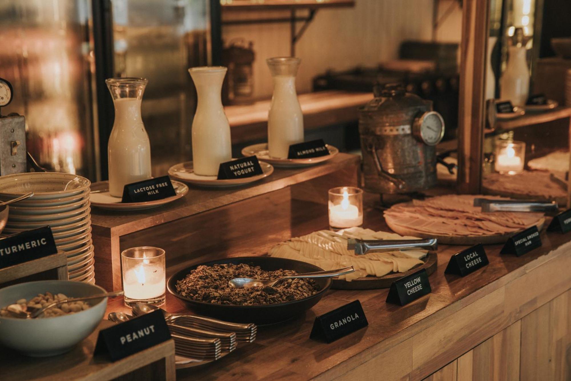 The Click Clack Hotel Medellín Exteriör bild A selection of milk at a buffet