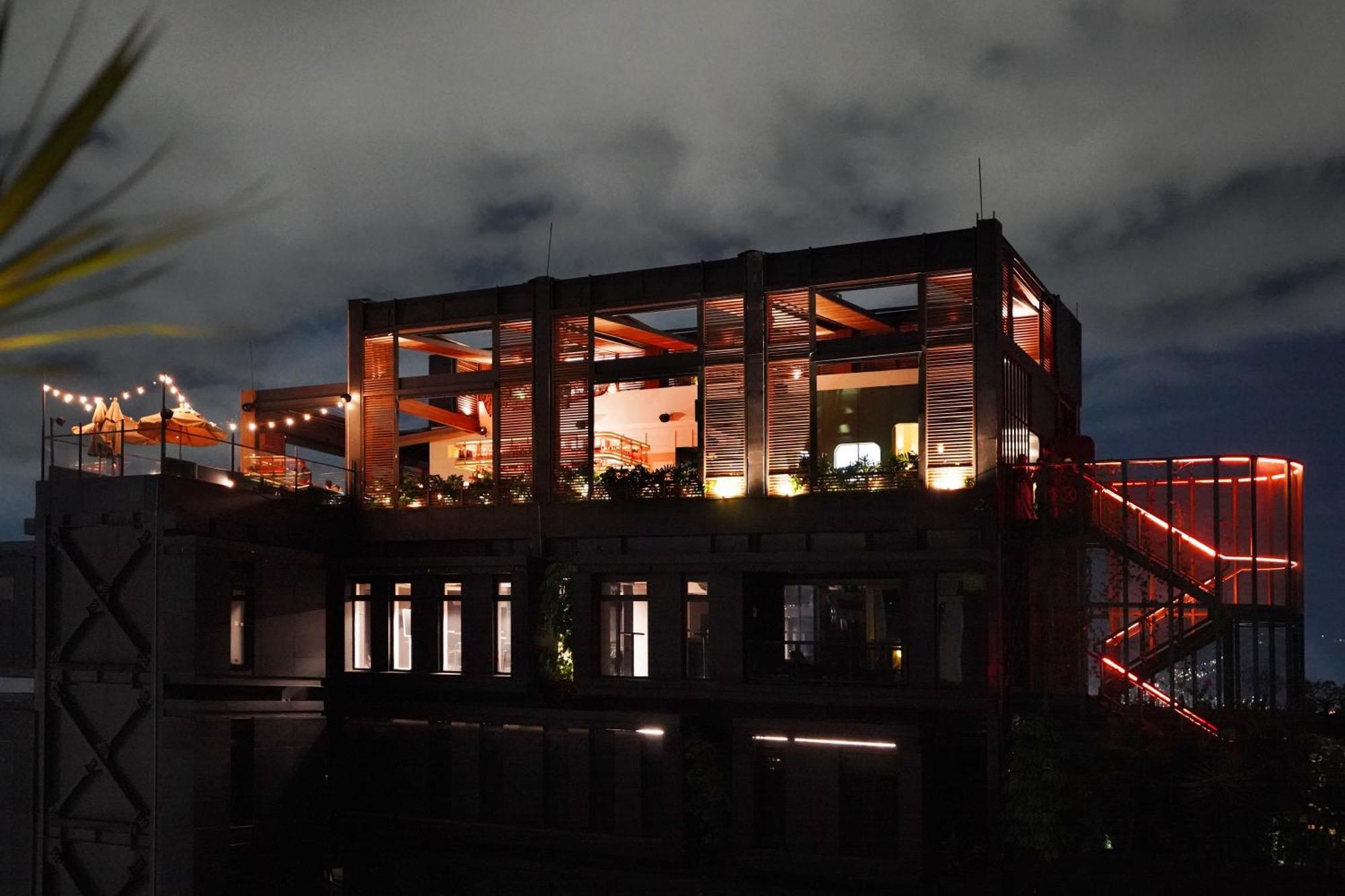 The Click Clack Hotel Medellín Exteriör bild The Sky Bar at the top of the building