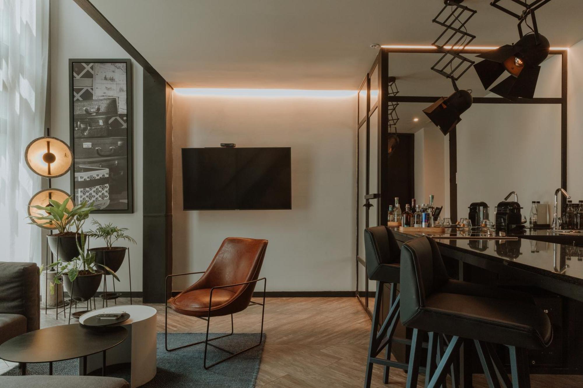 The Click Clack Hotel Medellín Exteriör bild A suite at the hotel