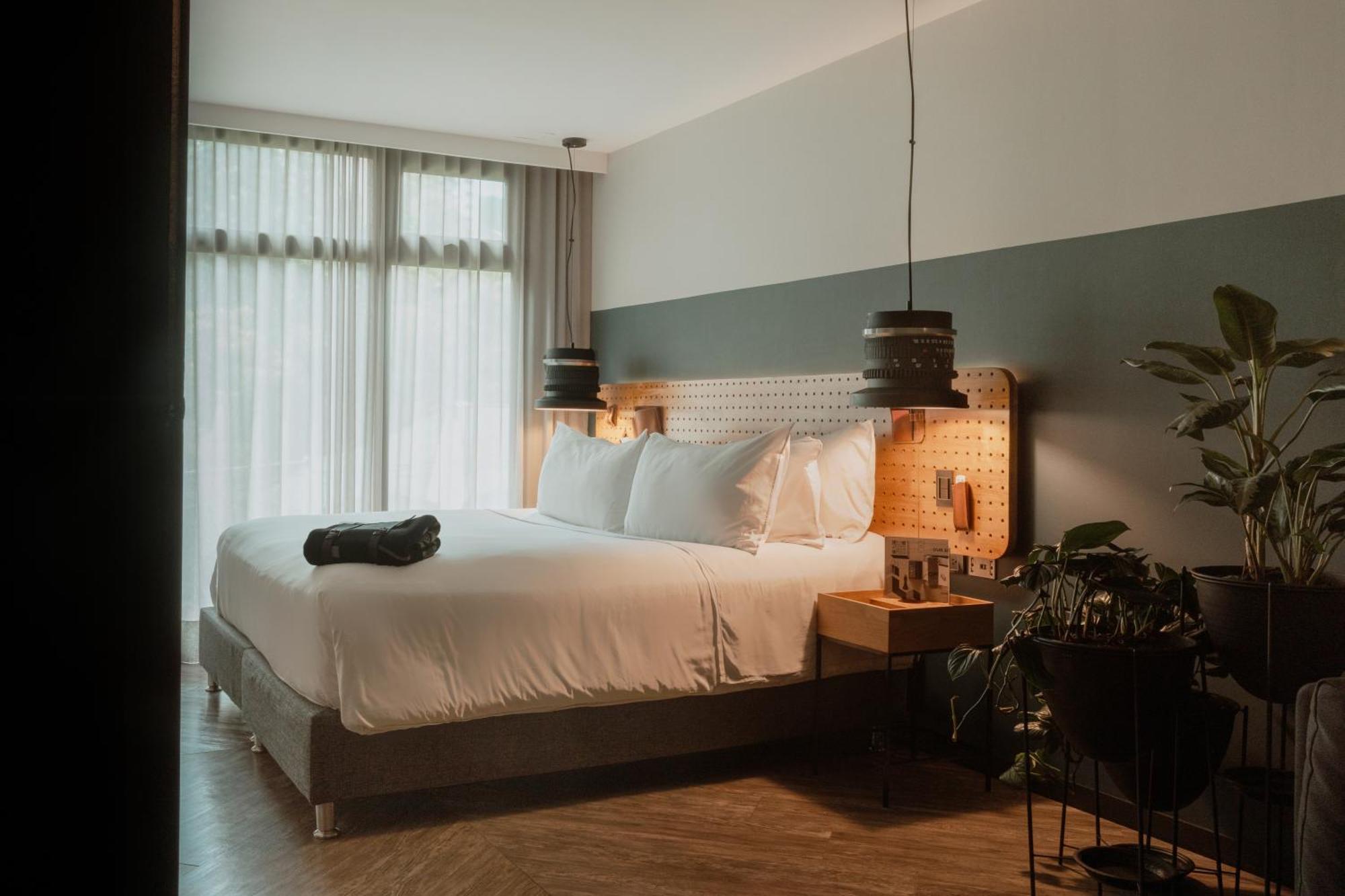 The Click Clack Hotel Medellín Exteriör bild A bedroom at the hotel