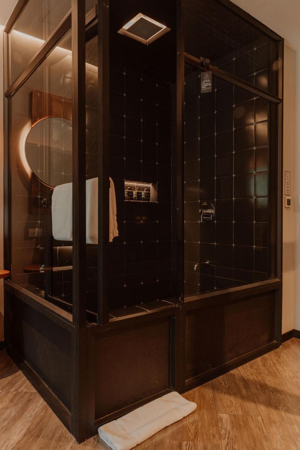 The Click Clack Hotel Medellín Exteriör bild A shower cubicle