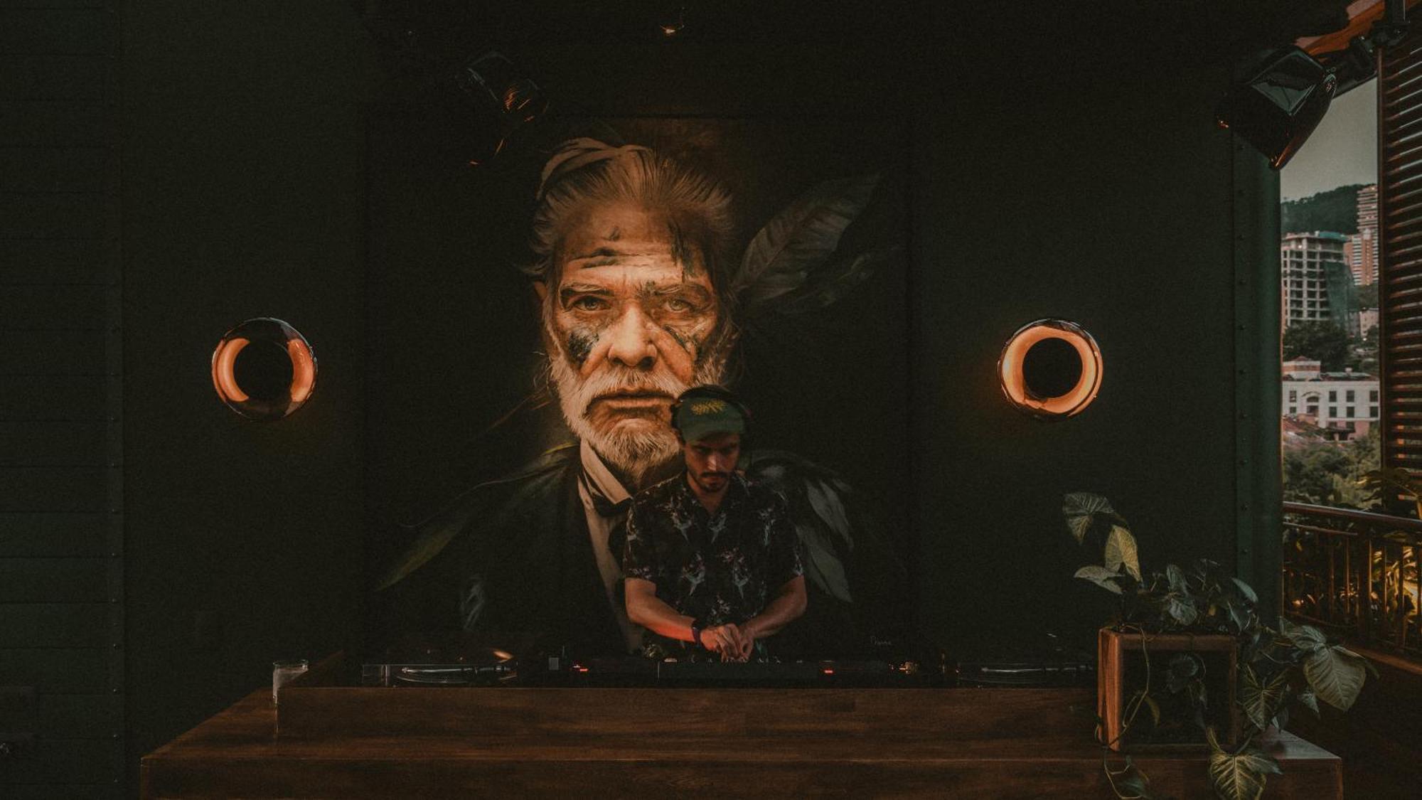 The Click Clack Hotel Medellín Exteriör bild The 1970s saw the rise of the New Hollywood, with films such as The Godfather (pictured) and The French Connection.