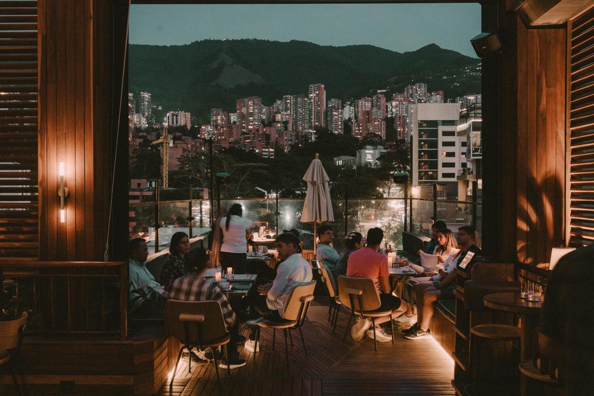 The Click Clack Hotel Medellín Exteriör bild View from the rooftop bar