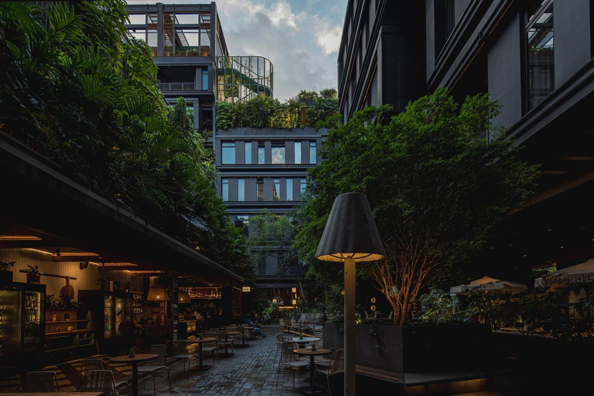 The Click Clack Hotel Medellín Exteriör bild The courtyard of the hotel