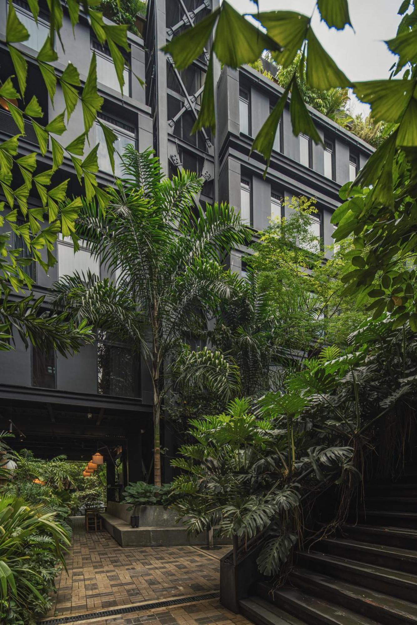 The Click Clack Hotel Medellín Exteriör bild The interior courtyard of the building