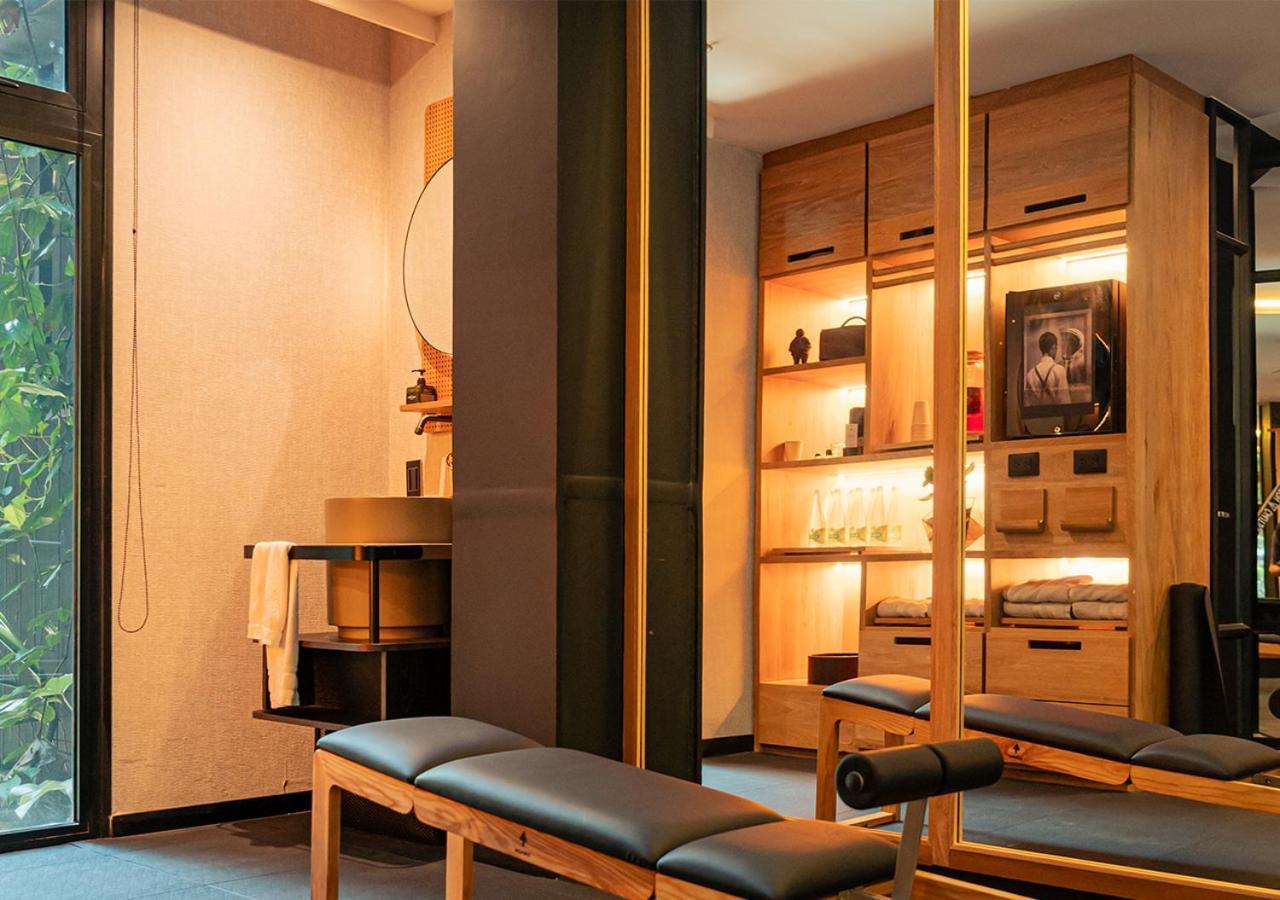 The Click Clack Hotel Medellín Exteriör bild A treatment room at a chiropractor's office
